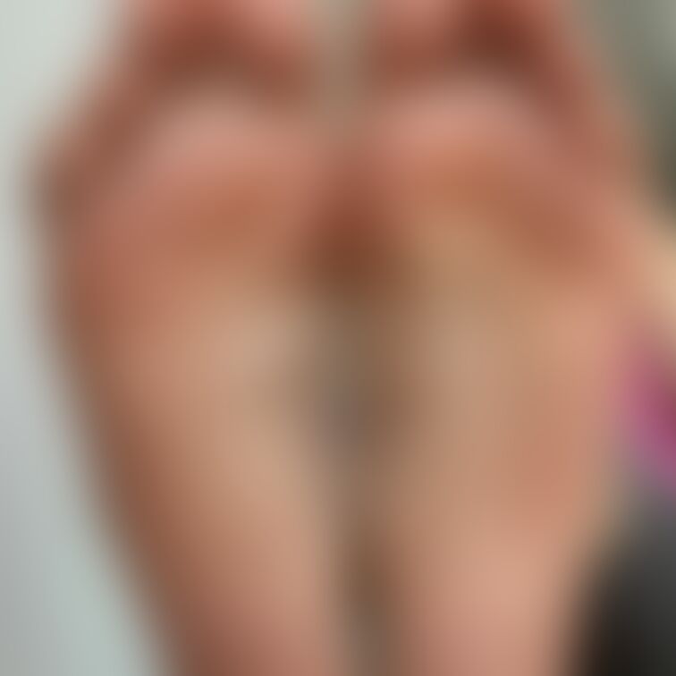 オイルでてかてかの足裏　足指の指紋くっきり