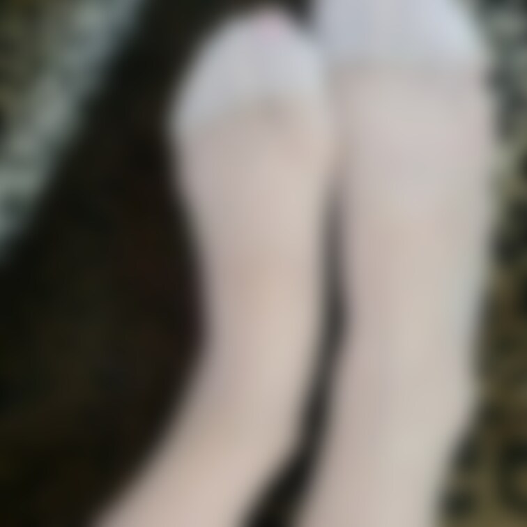 ノーパンティ
白パンスト
脚をじっくり撮ってみた！

股間の陰毛がエロスを醸し出す！