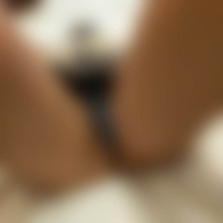 脱ぎたてパンティー撮ってみた。
茶色のパンティーから青のTバックに。