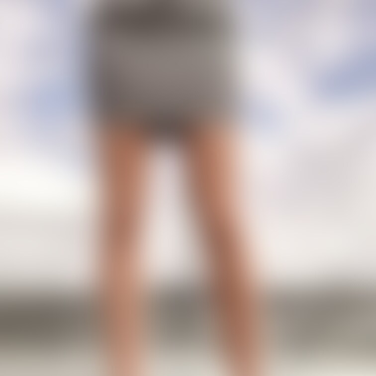 ミニスカスーツパンストOLです！
お気に入りのネイビースーツが緩くなってしまったため、新しくグレースーツを購入しました
