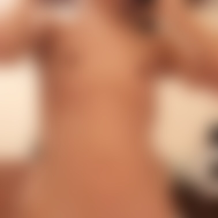 【桃マン美尻美少女】髪をなおす姿がsexy❣️ちっぱいがキュートな細身ちゃんはスタイルが抜群です〜ワキもちらり😝💕スタン