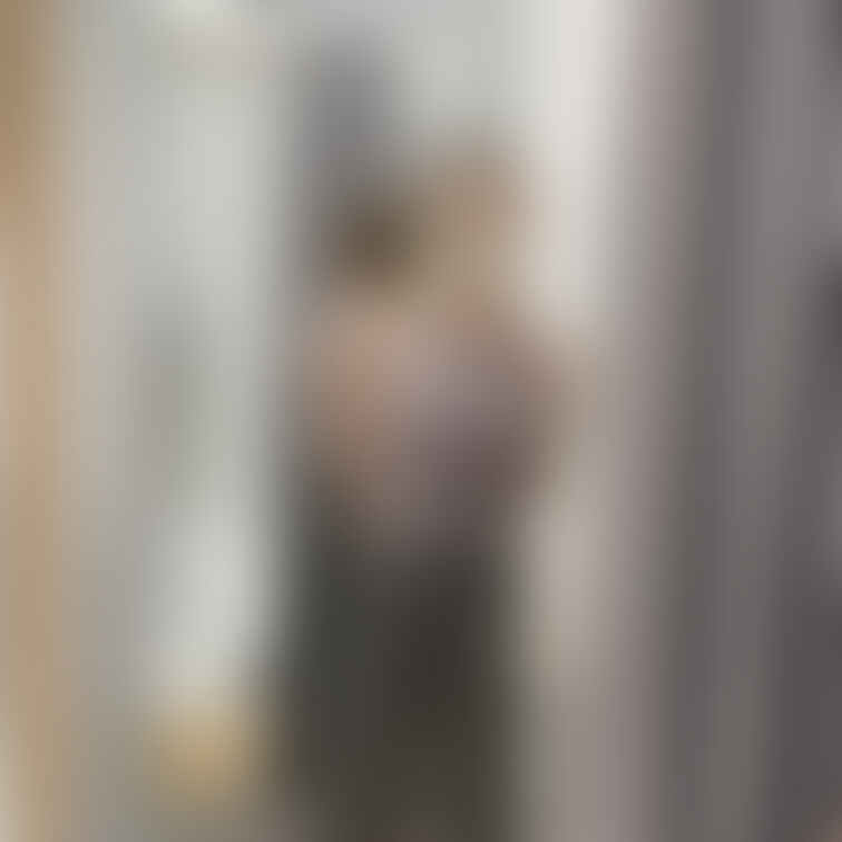 フィッティングルームで
おっぱい見せてって
スタイル良くて、小柄嫁さん、エロイですね
触りたいですか？