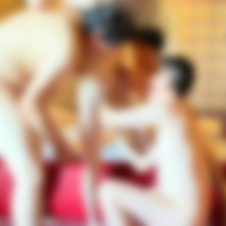 単独さん3人とも初対面とは思えない
意気のあった4Pです。
立っていられない妻を両脇で支えながらの潮吹きです。
潮