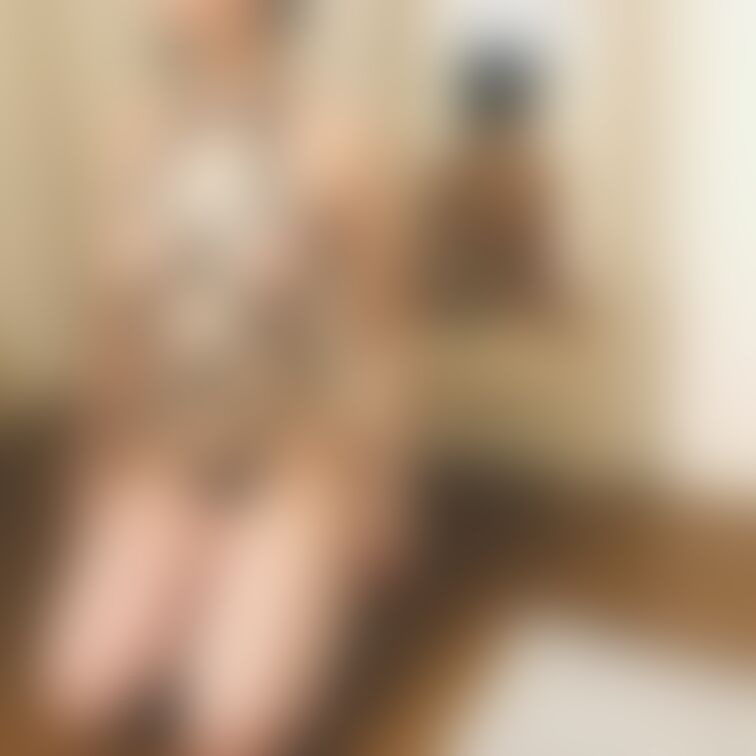 今回は少し変わったコスプレです💓
お股のところがチャックになっています🙈
みなさんどのお写真が好きですか🧡？
