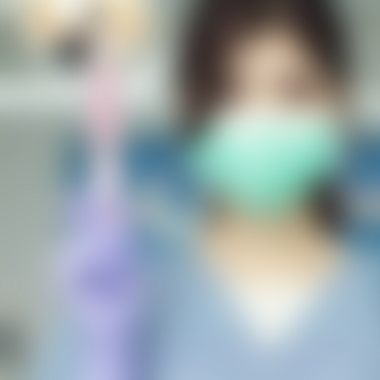 アナルバイブを手にする歯科医師

下のお口も大きく開きましょうね