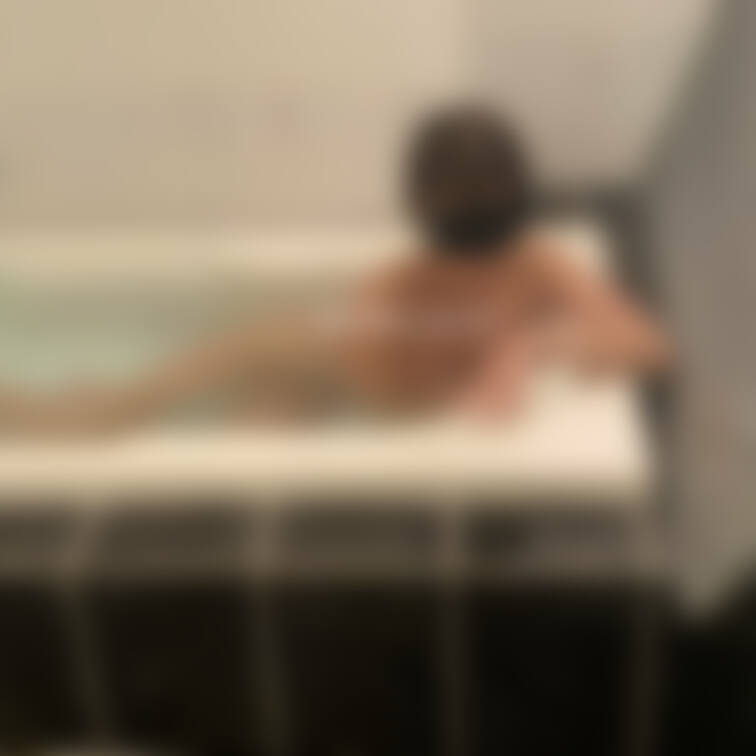 ～入浴～ショートver

温泉好きの雪国女性。

真っ白のお肌にピンクでつやつやの唇がたまらない。

雰囲気
