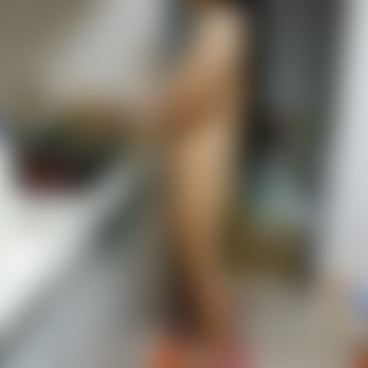 みずきさん。全裸パーティーに参加したときの一枚です。御覧の通り全裸で料理を作ってます。長時間この姿でいるので羞恥心もなく