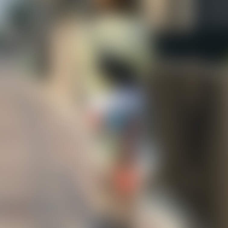 【お洒落な格好でライブハウスデートを満喫する他人妻①】
いくら地元じゃないからって浮気相手とのライブハウスへ遊