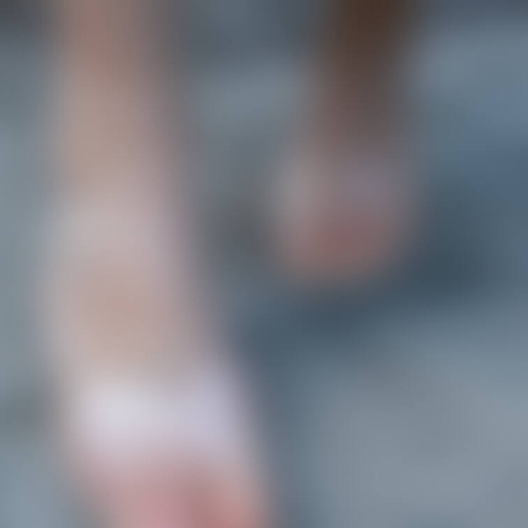 透明サンダルのつま先