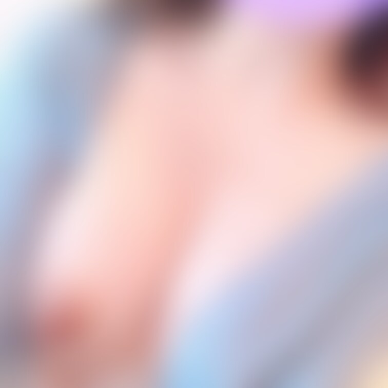カーディガンからおっぱいこぼれちゃってる。。