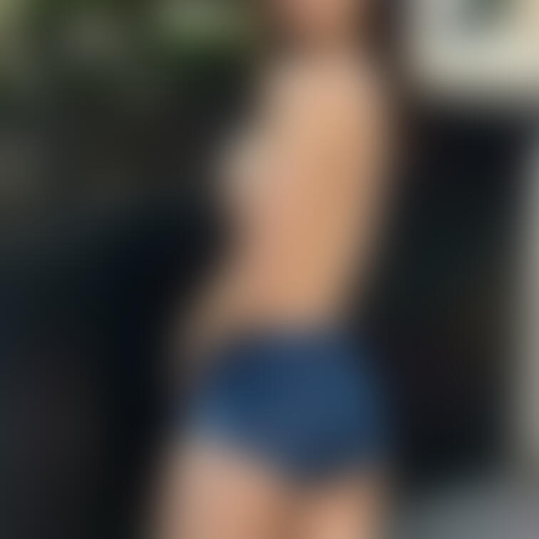 デニムのホットパンツが似合う女の子が自慢のヒップとおっぱいを見せつけてくれました。