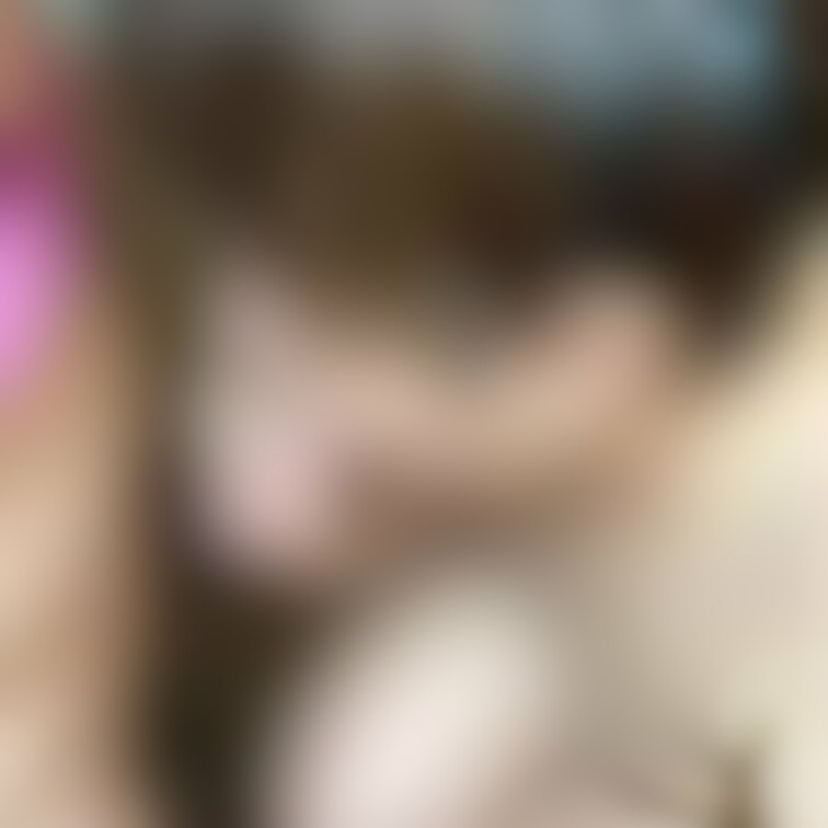 フェラ〜
紐パン履いてますが、隠れちゃってます〜