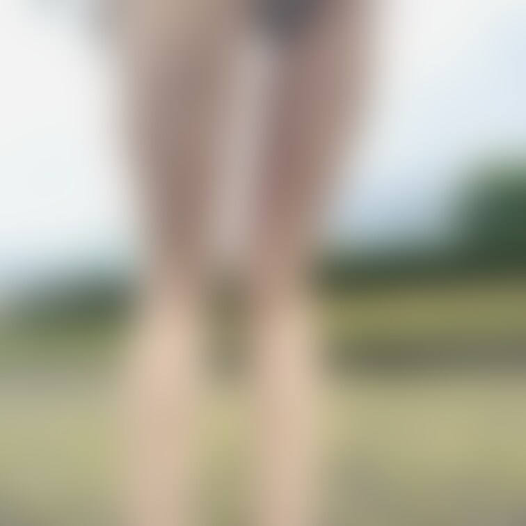 ショートパンツとハイヒールです！
白かと思い購入したらベージュに近い色でしたが、お尻が強調されてとても気に入りました。