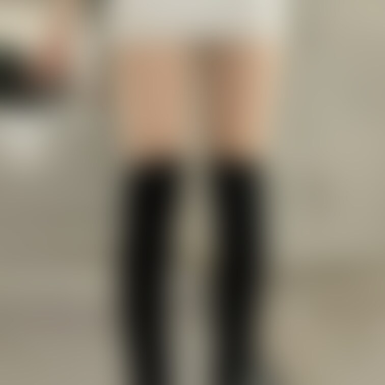 タイトミニワンピースとニーハイブーツです！
妻のふとももを褒めていた際に、「絶対領域ってなに？」と聞かれて知らないこと