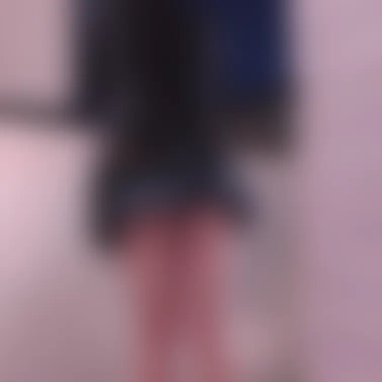 外で友達が来るの待ってる時に暇だったから撮ったパンチラ…？？
前屈みになると丸見えだ😂