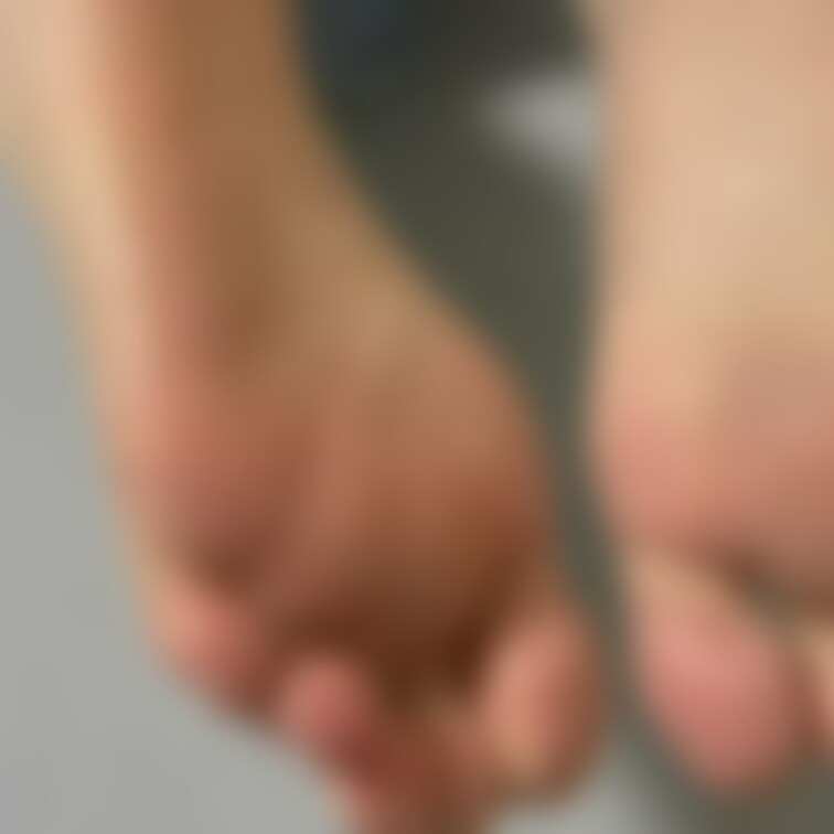 足裏にディルドこすりつけてみました