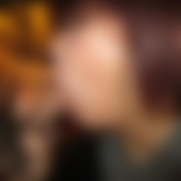 50代ぽっちゃり熟女とのハメ撮りです。
フェラしてるとこをカメラを近付けて撮影してみました