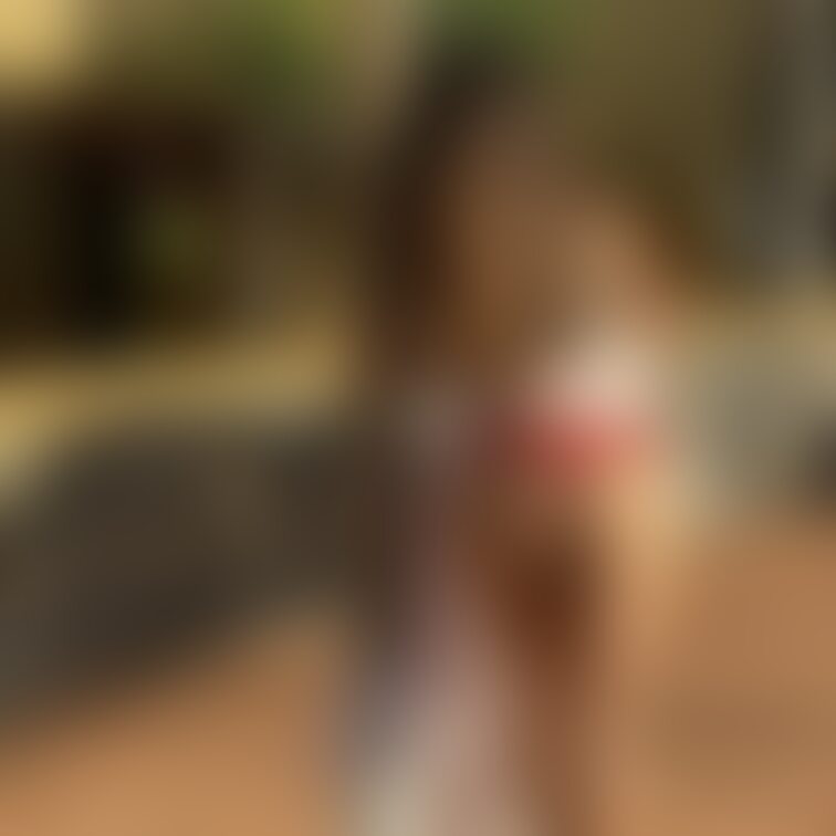 赤のTバックはやっぱり、履いてるだけで興奮する🥰
皆んなは何色のパンティーが好き？
コメントしてくれたら嬉しいな😘