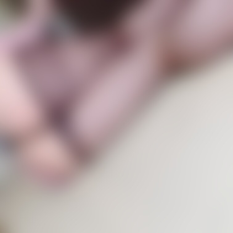 薄い黒パンストの下には…?
何着てると思う?
途中までパンスト下ろしたらむっちりお尻が…👉🏻👈🏻💦