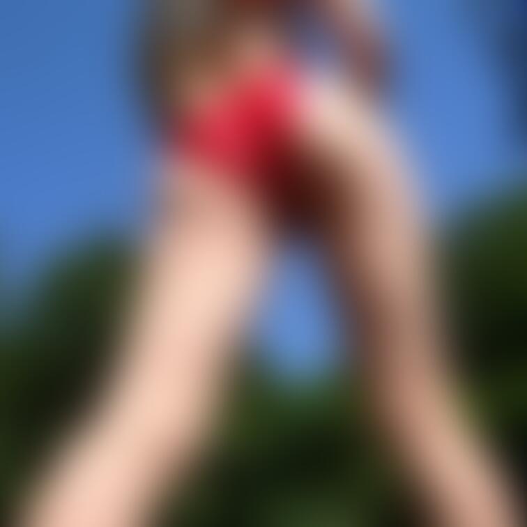 青空の下で真っ赤なハイレグ競泳水着は最高♡シリーズ！その２