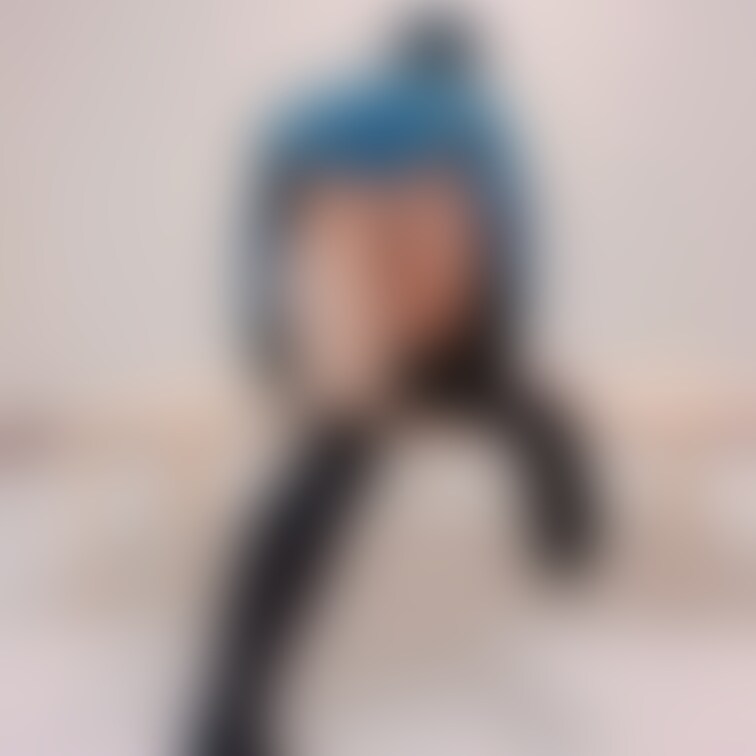 制服姿で前かがみになったらパンツが見えちゃった🥺全裸もえっちだけどこうやって、チラ見せしてるのもまたえっちだと思います！