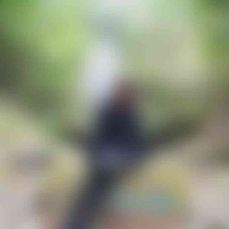 コート姿で首輪にリード、そして鞭まで持ってるとコートの下はどうなってるか、想像しちゃいますよね？
コートの中は明日の投