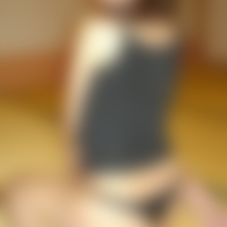 日帰り温泉の個室を利用して、妻の下着姿を撮影しました。