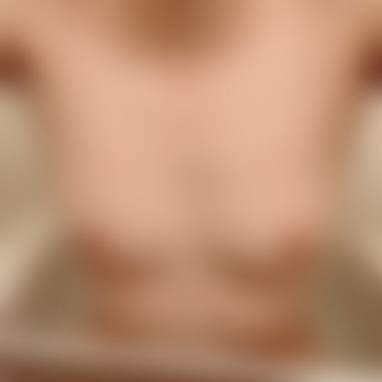 お風呂中にこんな写真送ってくる変態セフレ。彼女の乳首は小さくて感じやすいです。