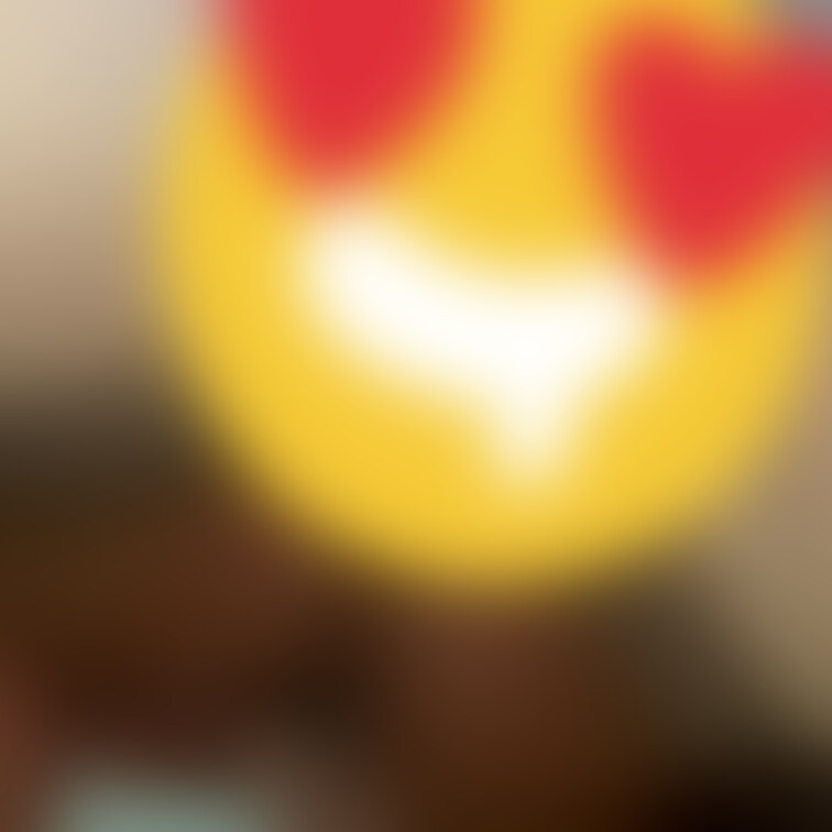 今回は少し前の画像になりますが嫁の逆さ撮り😀
出産した直後と言うこともあり、お尻がかなりでかく下着の食い込みが半端ない