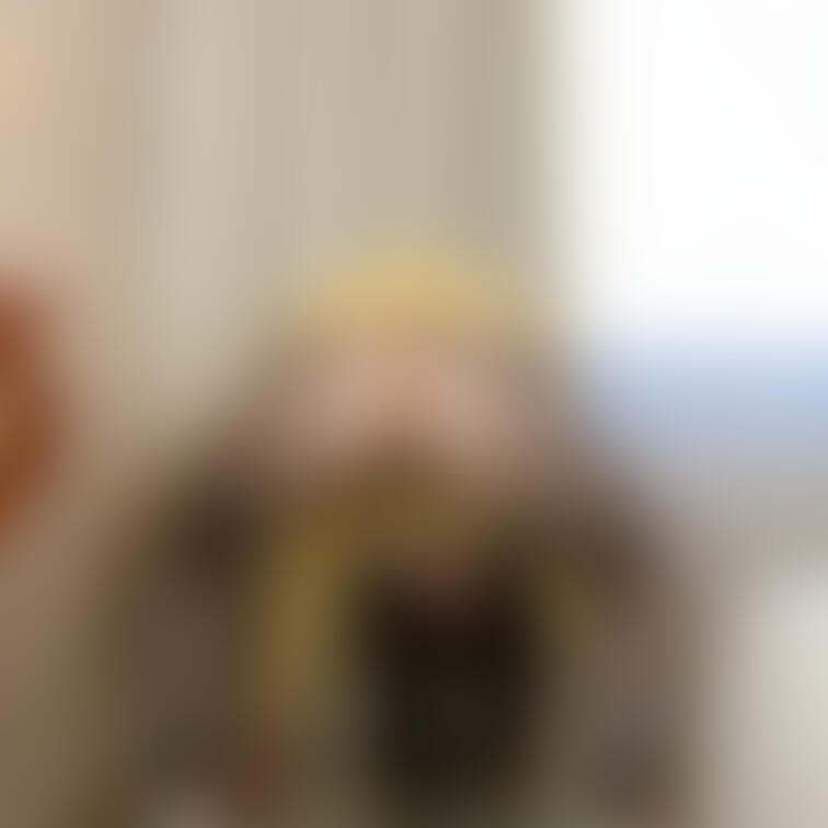 #003 MKちゃん　
「ドM顔面弄り＋ガニ股ピースで立ちション」（13/28ページ）

Ekusiad専属元祖放