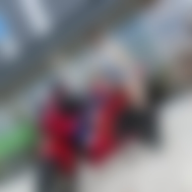 パンティー見えるバージョン♡
ここがどこだか分かりますよね…？分かっても内緒ですよ🤫人も車もたくさんでぱんちらしてる写