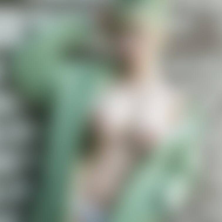 綺麗なグリーンヘアの女の子を激写！
コートの中が裸だと、よくある露出狂みたいですね(  ´ω`)