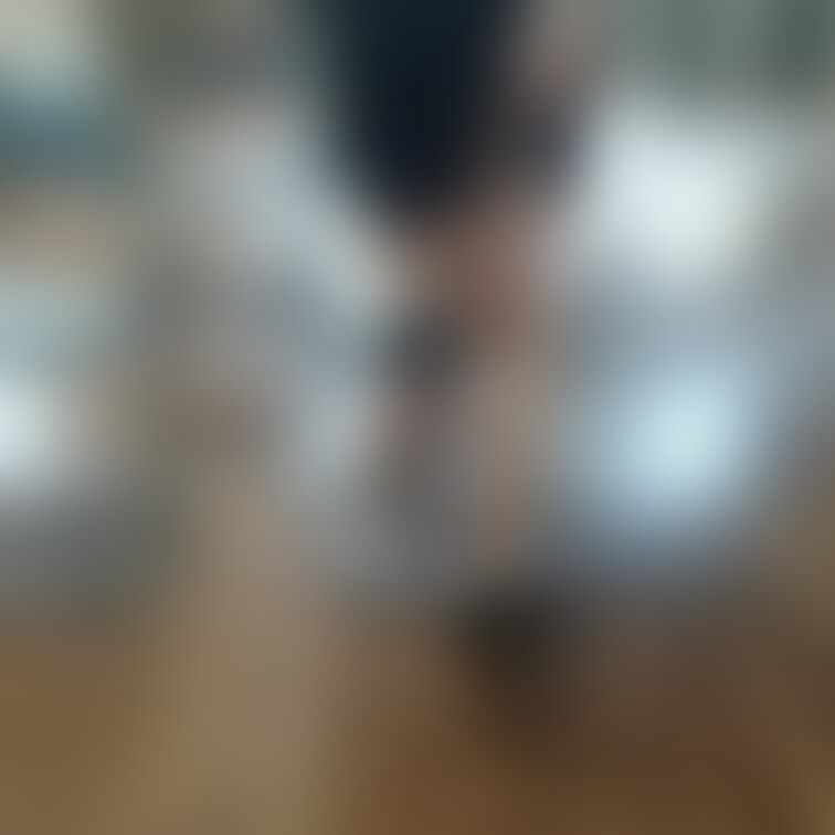 誰か来ないか確認しながら
尻を出す巨乳OL