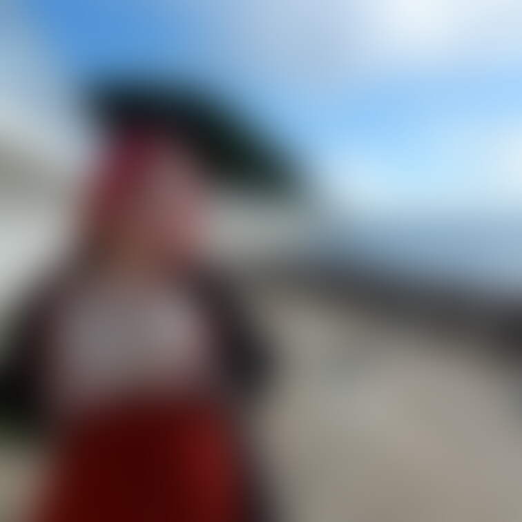 青空の下で。人が来ないかドキドキです。橋の上の人には見られてたかも。