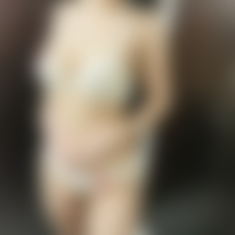 ちょっぴりエレガントなこの下着、実は前ホック、前開きのブラなのです😘
外していくとどうなるかご覧くださいね💕
前