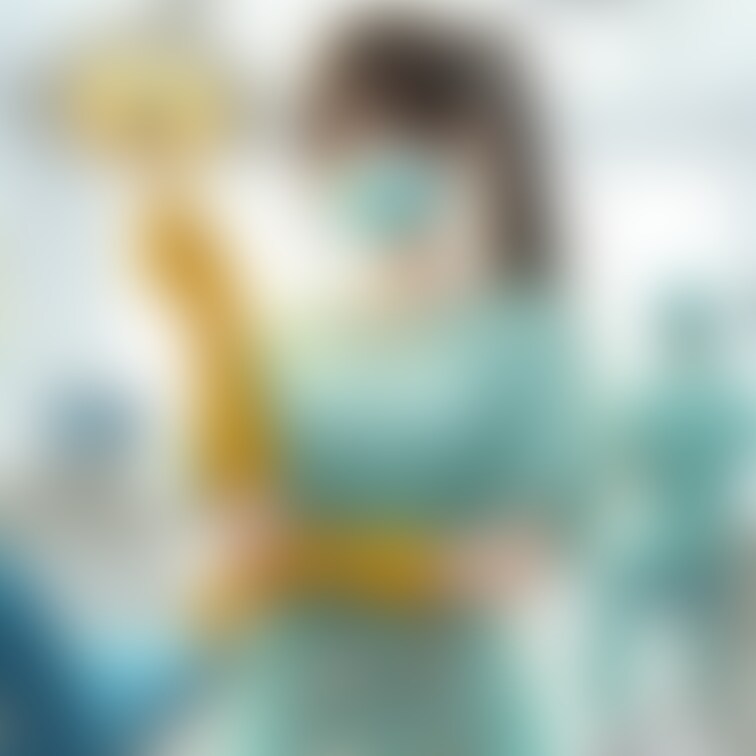 手錠を持って待ち構える歯科女医