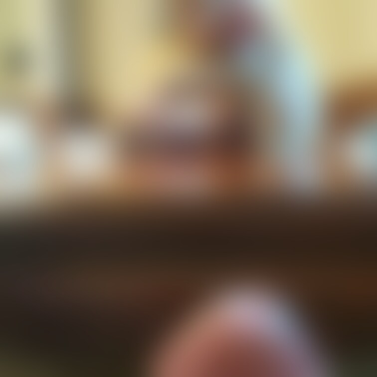以前に妻と温泉に行った時の画像です
温泉から部屋に戻り妻が仕事の電話している最中に硬くなったチ○コを
見せつけてみた