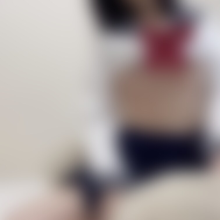 セーラー服で擦り付けオナニー✨久しぶりのオナニー写真です💓セーラー服のコスプレで布団オナニーしちゃいました☺️乳首触りな