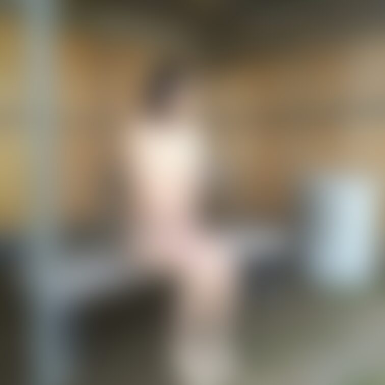 野外で撮影した写真です
野球場で脱いだり羞恥心を煽られ濡れていたようです。