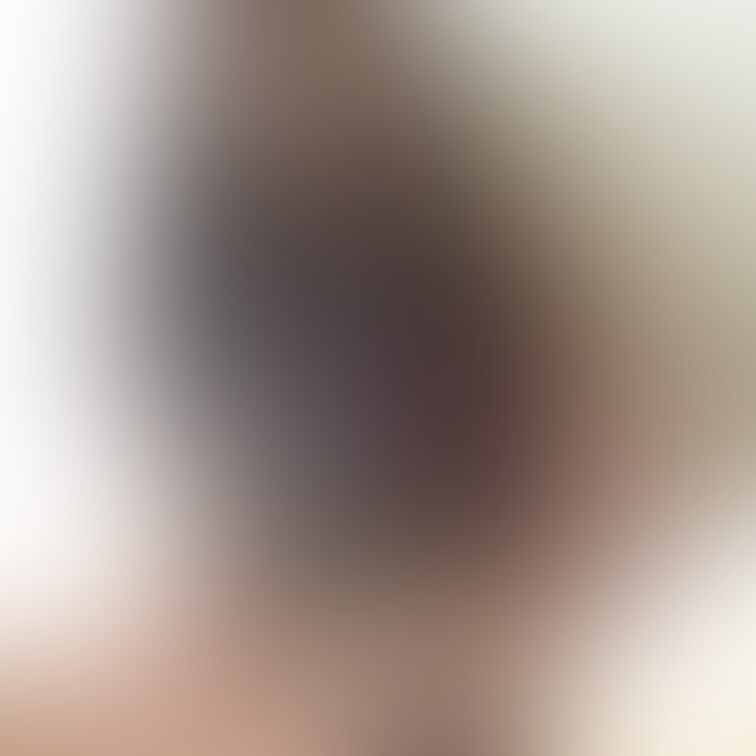 ある週末の朝に撮影した愛妻とキャミソール。

君はナチュラルメイクを施し何時も私に気を使って微笑んでくれる。

