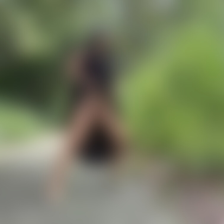 遊歩道のど真ん中でパンティを片足に引っ掛けてオマンコ大解放💗
お昼間の露出って解放的過ぎるぅ〜😍💓💓💓