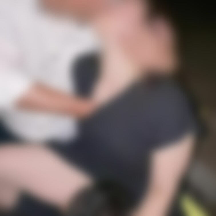 旦那の前で妻がベンチの上でクンニされながらディープキス。そのまま乳首も舐められ、服もパンツも脱がされていきます。それでも