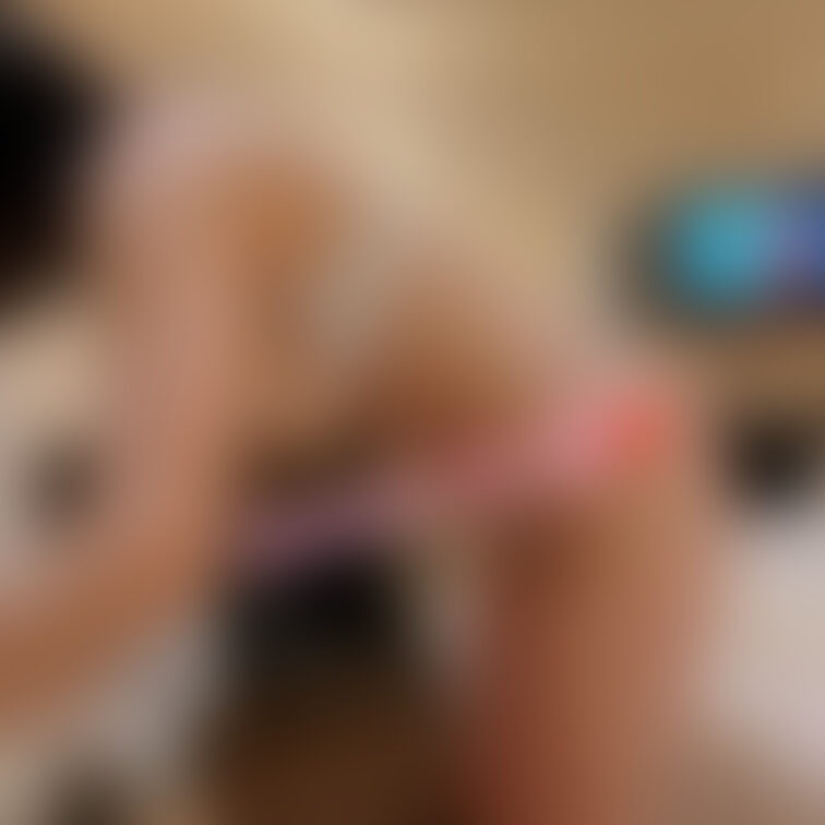 大阪に行って来たよー🥰🎵　続き

シャワー🚿してスッキリ〜☺️🎵
白カップレスブラ&Ｔバック着けたよぉ〜
見て見