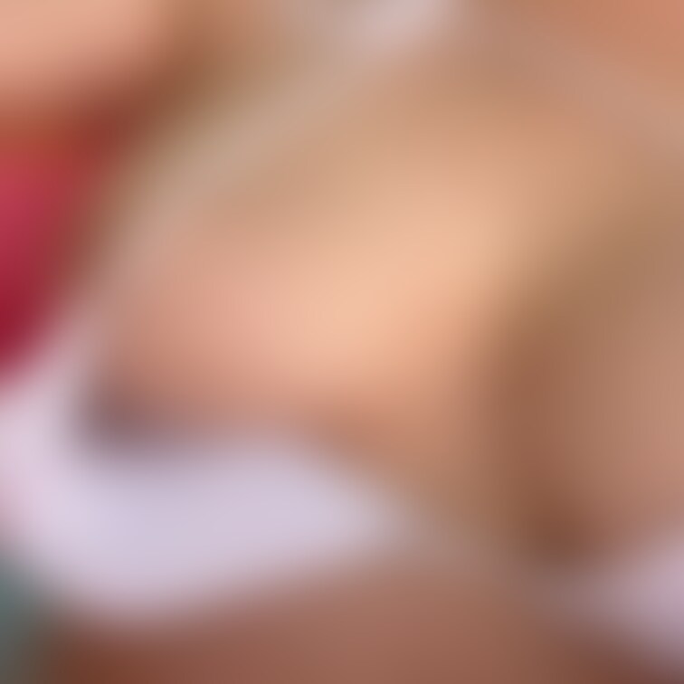 自ら紐を外してしまう
巨乳OL
全裸で泳ぎたいのか?