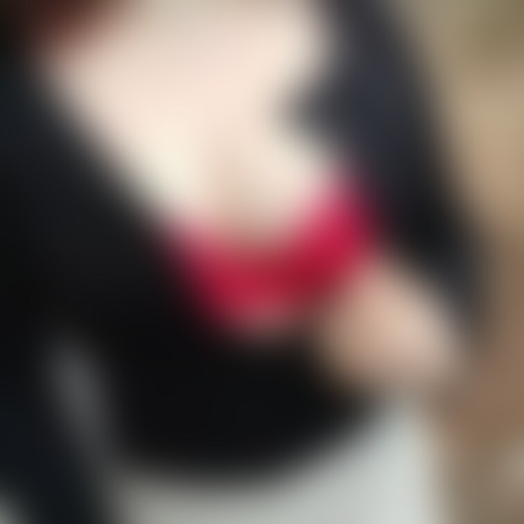 【自撮り】
ドライブ途中での
露撮影がエスカレート
道端で行われる痴態