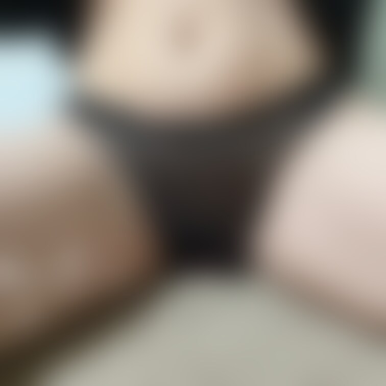 前と後ろどっちが好きですか？♡
透け透けパンティーで😉