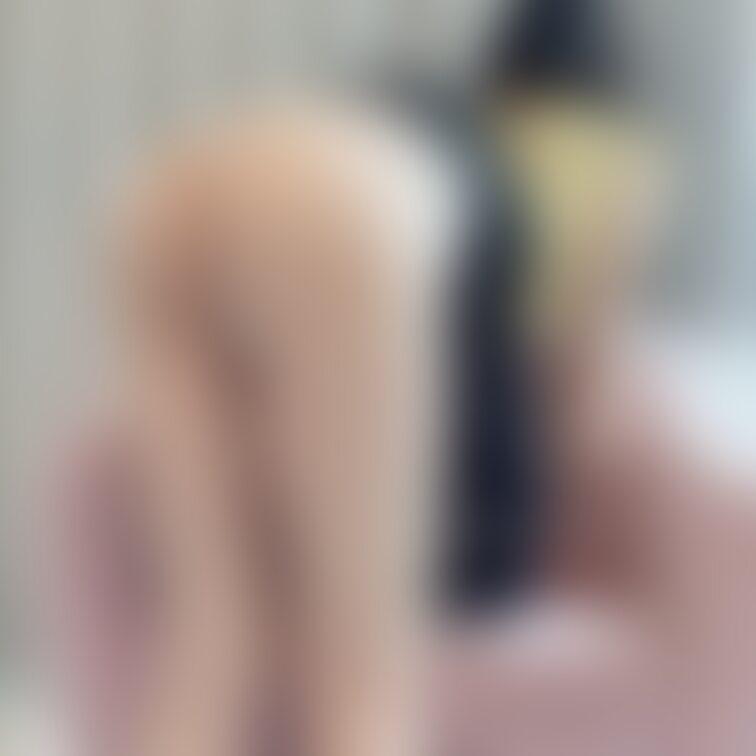 ロングスカートを捲し上げると.... 
後ろ姿もっと見たい人
 いいねとコメントお願いします...✨