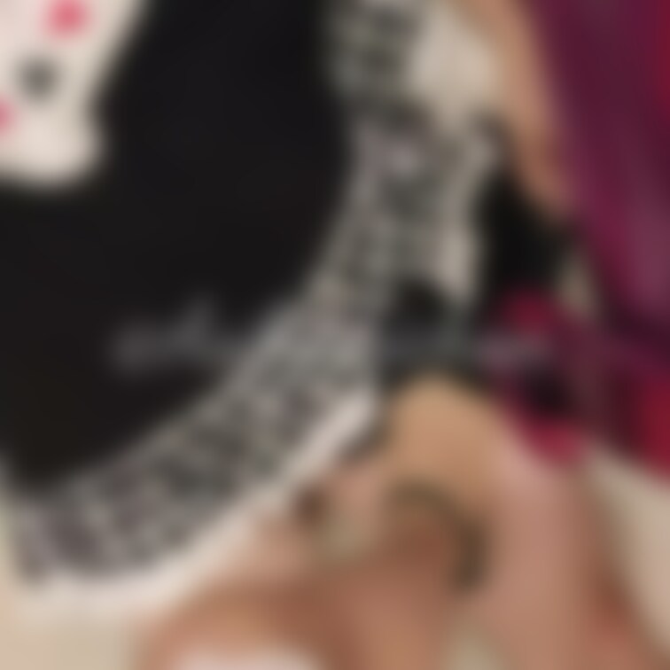 初踏みのお着替えバージョンだよ👣
メイド(女)がメイド(男)を踏み踏み〜

まずはストラップ付きの低めを黒パンプス