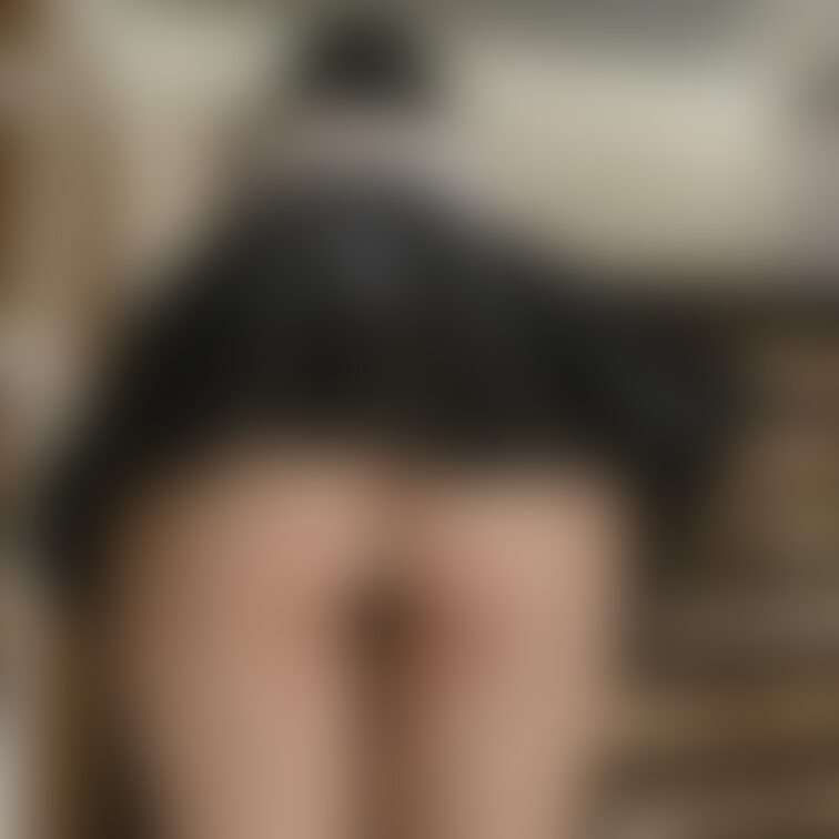 制服からお尻がハミ出てます...