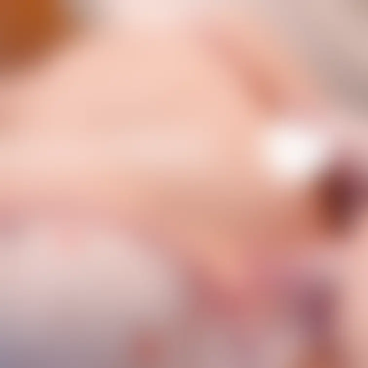 小さなお花が可愛いブラで少し幼稚っぽいけど、ちっぱいだけど、ずっとオナニーしちゃう淫乱だけど、成人済みの処女です🥺みゃお